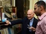 د. إبراهيم بدران يقف أمام مكتبته قائلاً: «تعالى هكلمك عن مصر»