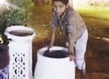 طفل يجمع القمامة من تحت أقدام صانعى الفخار: «بكرة أبقى زيكو»