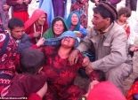 الشرطة الأفغانية تفرق حشدا بعد التدافع للحصول على مساعدات لضحايا الانزلاق الأرضي