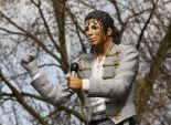 جماهير فولهام تعتبر إزالة تمثال مايكل جاكسون سبب الهبوط