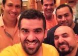 حسين الجسمي يلتقط صورة مع أصدقائه بطريقة 