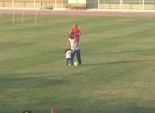بالصور | شوقي غريب يلعب بالكرة مع حفيدته أثناء تدريب المنتخب الوطني