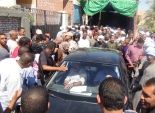 بالصور| المئات يحاصرون سيارة شيخ الأزهر لمصافحته: 