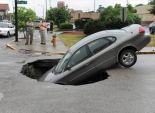  بالصور| الأرض تبتلع سيارة بولاية إنديانا الأمريكية 