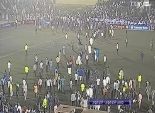 عاجل| جماهير مباراة الهلال وفيتا تقتحم الملعب بعد سقوط لوحة إعلانية