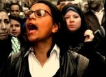 ماهينور المصري تهتف ضد قانون التظاهر فور إخلاء سبيلها من قسم المنشية