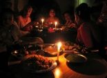 الإفطار والسحور على ضوء الشموع في قرى المنيا بسبب انقطاع الكهرباء