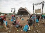 بالصور| مخلفات مهرجان موسيقي في إنجلترا تحتاج 800 شخص لجمعها في 7 أيام
