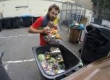 شاب فرنسي يأكل من صناديق القمامة للتعريف بكمية الطعام المهدرة
