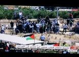 آلاف الفلسطينيين يهتفون 