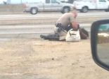بالفيديو| ضابط أمريكي يهشم رأس أمراة أفريقية بأحدي الطرق السريعة
