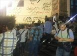 شباب قافلة دعم غزة يتناولون السحور على سلالم 