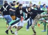 بالفيديو| مشجعون يرفعون علم فلسطين ويضربون لاعبي مكابي تل أبيب الإسرائيلي