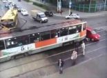 بالصور والفيديو| مع أول تجربة.. سائقة قطار تحطم سيارة وتدهس شخصين في روسيا