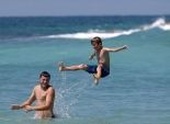 بالصور| الإسرائيليون يستمتعون على شاطئ البحر الممزوج بدماء أهل غزة