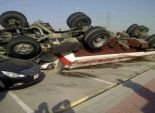 إصابة 9 عمال في حادث انقلاب سيارة نقل على طريق 