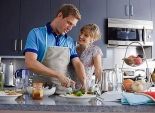 دراسة: لكي تنعم بحياتك الجنسية.. ساعد زوجتك في الأعمال المنزلية
