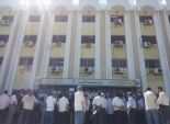 موظفو وعمال جامعة الأزهر يقطعون طريق النصر للمطالبة بصرف مستحقاتهم المالية