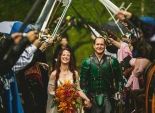 بالصور| عروسان يقيمان حفل زفافها في أجواء العصور الوسطى