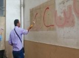 طلاب التربية العسكرية ينظفون جدران جامعة الأزهر
