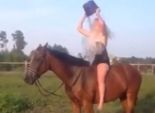 بالفيديو| حصان يعاقب فتاة بسبب تحدي 