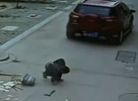 بالفيديو| نجاة طفل صيني مرت من فوقة سيارة