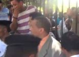 بالفيديو| نائب المحافظ يهرب من غضب الباعه الجائلين.. والأمن يغلق الأبواب