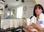 بالصور| بريطانية تدمن شرب الحليب بـ 5 لترات يوميا