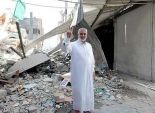 إسماعيل هنية يرفع علامة النصر أمام حطام منزله في غزة
