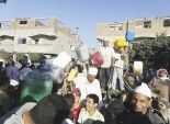 سكان 8 قرى يقطعون الطريق بـ«الجراكن» احتجاجاً على «العطش»