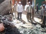 رئيس حي ثان المحلة يشارك عمال النظافة رفع أكوام القمامة 