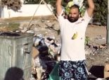 بالفيديو| تونسي يسكب دلو القمامة على نفسه: 