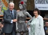 إزاحة الستار عن تمثال المغنية الراحلة إيمي واينهاوس في لندن