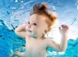 بالصور| مصور أمريكي يلتقط صورا لأطفال تحت الماء