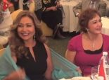 بالفيديو| ليلى علوي تهدي جائزة 