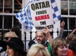 بالصور| نشطاء إسرائيليون يتظاهرون أمام السفارة القطرية في لندن لسحب تنظيم المونديال من قطر