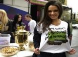 آلاف الشباب الروس يرفضون ارتداء القمصان الأجنبية بسبب العقوبات