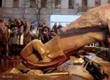 معارضو روسيا يعرضون أنف وأذن تمثال 