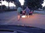 بالفيديو| سائق ينهي خلافه مع آخر على الطريق بضرب 