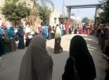 طالبات الإخوان ينظمن مسيرة احتجاجية في جامعة حلوان