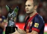 إنييستا يعرض كأس جائزة أفضل لاعب في أوروبا للجماهير بملعب كامب نو