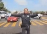 بالفيديو| رجل مرور يرقص أثناء تننظيمة حركة السيارات بأمريكا