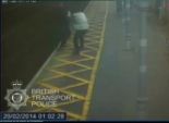 بالفيديو| شاب بريطاني يدفع كفيفا في اتجاه قضبان القطار