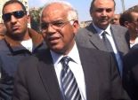 محافظ القاهرة يسلم عجوز 