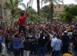 الأمن الإداري بجامعة القاهرة يغلق أبواب مدرجين بعد وصول مسيرة الإخوان