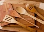 5 خطوات سهلة لتنظيف أدوات المطبخ الخشبية