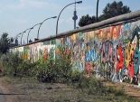 ألمانيا تسمح للسياح بالرسم على جدار برلين 