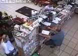 بالفيديو| ضبط لص حاول سرقة منشار كهربائي ووضعه في سرواله