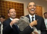 بالصور| الرئيس الأمريكي يحمل دب الكوالا في أستراليا