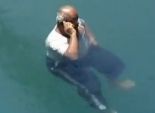 بالفيديو| الرجل المعجزة غير قابل للغرق.. يطفو فوق سطح الماء